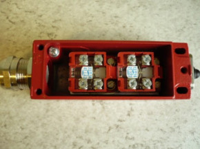 Bernstein limit switch, button, safety switch, position switch (with tappet) for Zippo lift type 1226 (Installed centrally opposite side) 1590 A-side synchronization control installed 2x