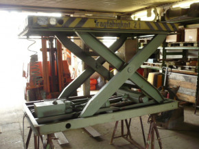 Scissor lift table Takraf lift manlift GDR VEB loading ramp HT 2000